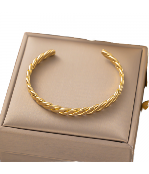 Wholesale Custom 18k Gold Plated Female Stainless Steel Bracelets Simple Cuban Chain Twisted Thick C Shape Heart Weddings